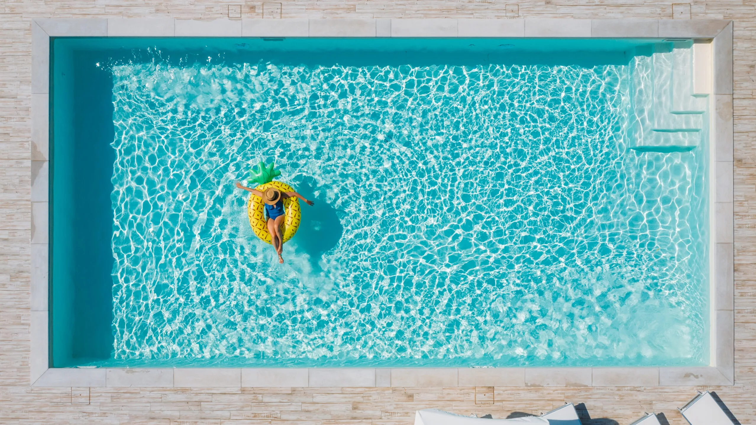 Frau schwimmt im Pool