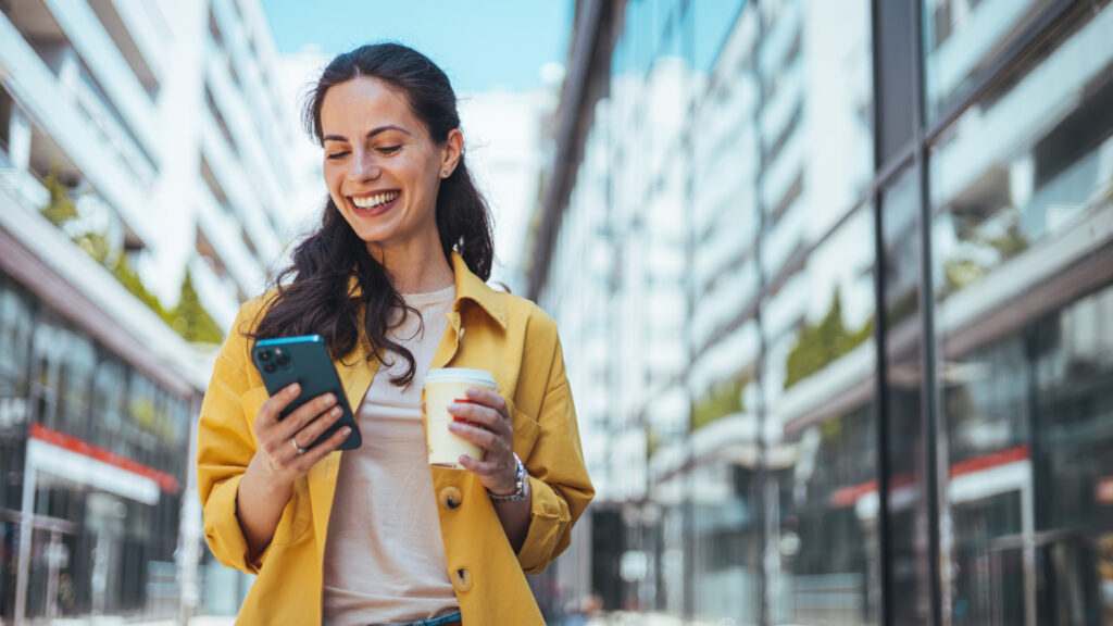 Unlimited-Tarif - Frau mit Smartphone