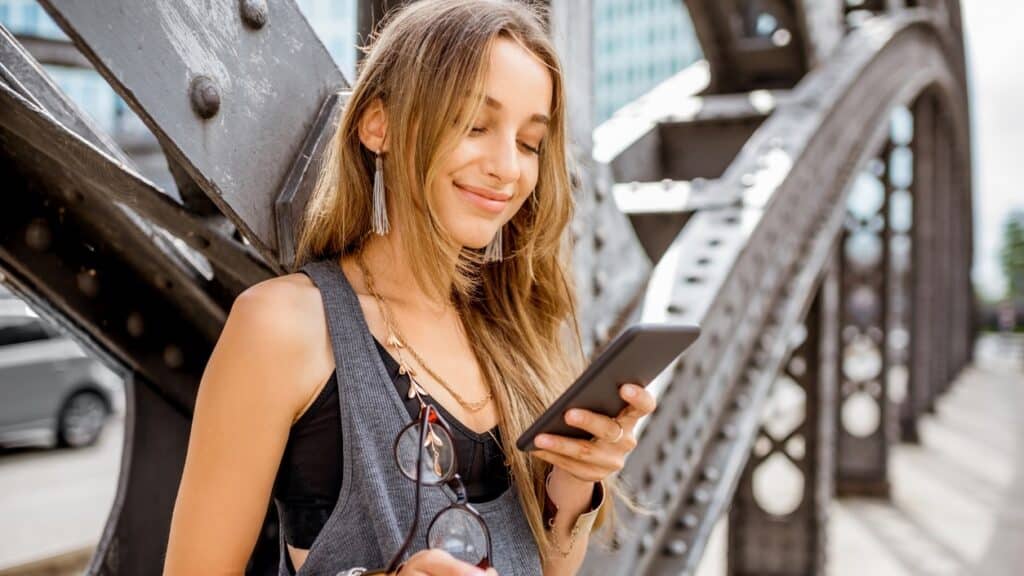 Junge Frau mit Smartphone