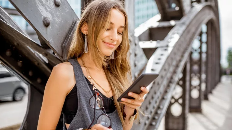 Junge Frau mit Smartphone