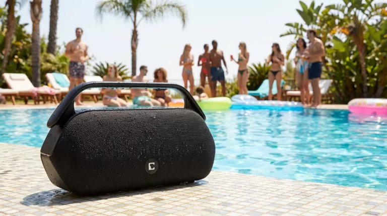 CHIP Soundbox XL steht vor einem Pool, feucht von Spritzwasser.