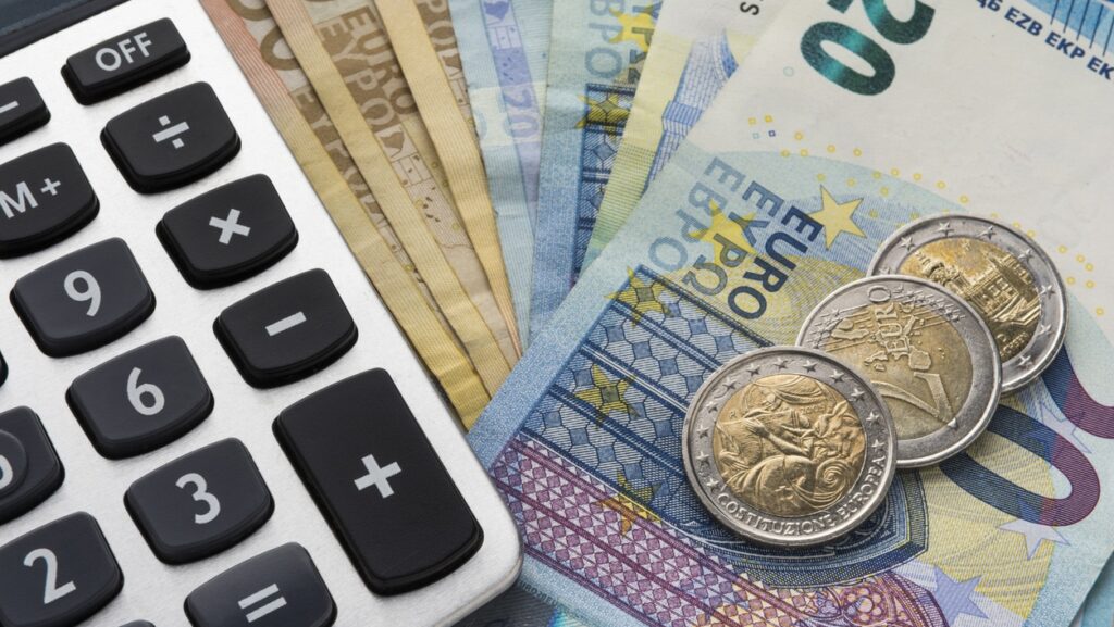 Bargeld mit Taschenrechner.