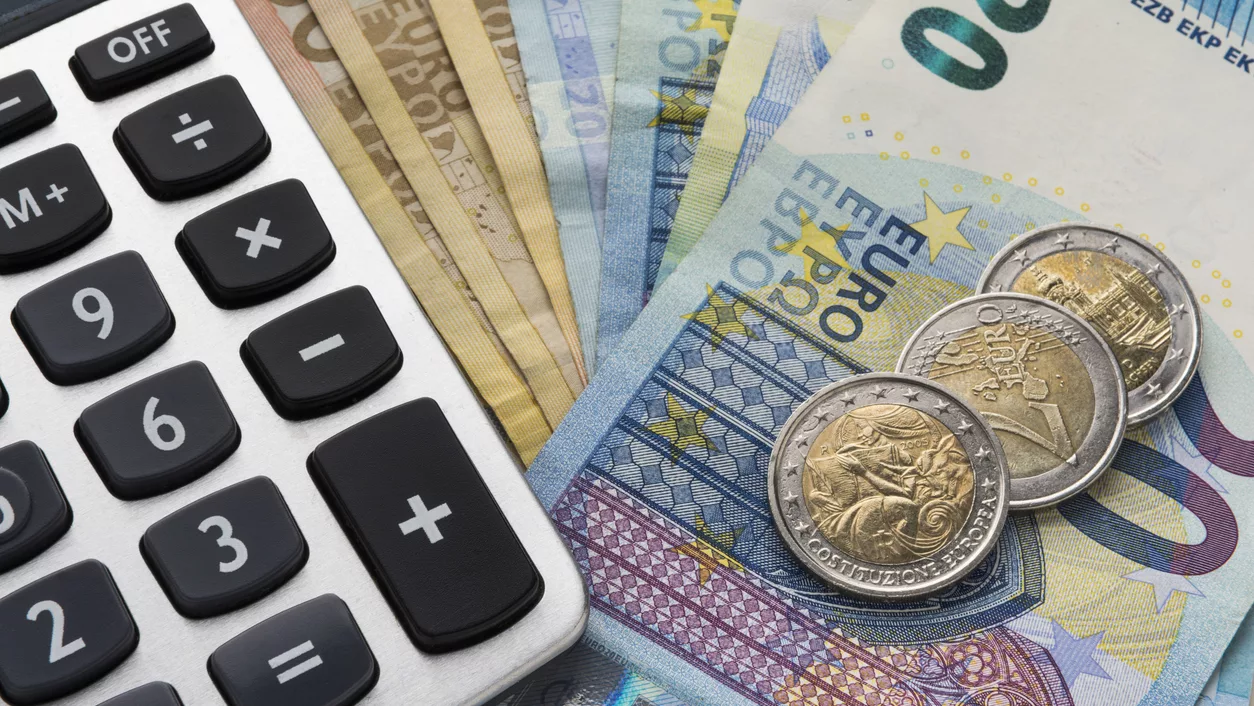 Bargeld und Taschenrechner.