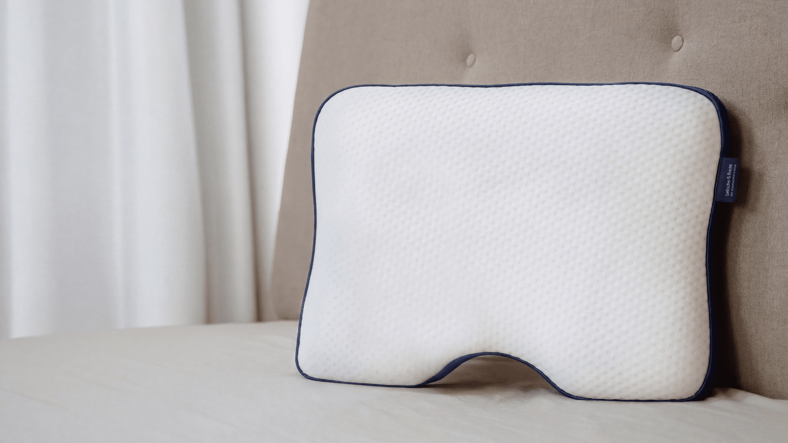 Kissen von Liebscher und Bracht auf einem Bett.
