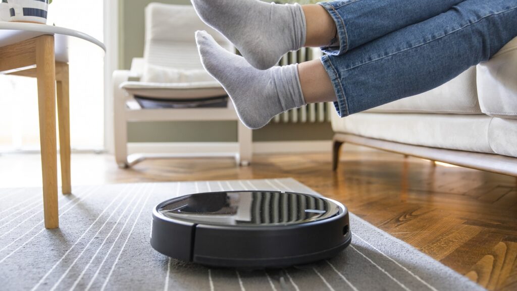 Roboter-Staubsauger reinigung des Wohnzimmers – Stockfoto