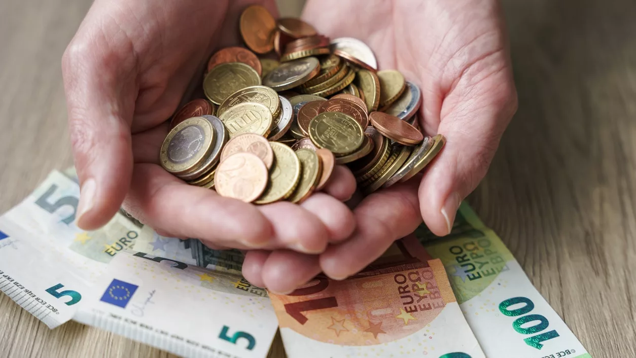 Bargeld in der Hand.