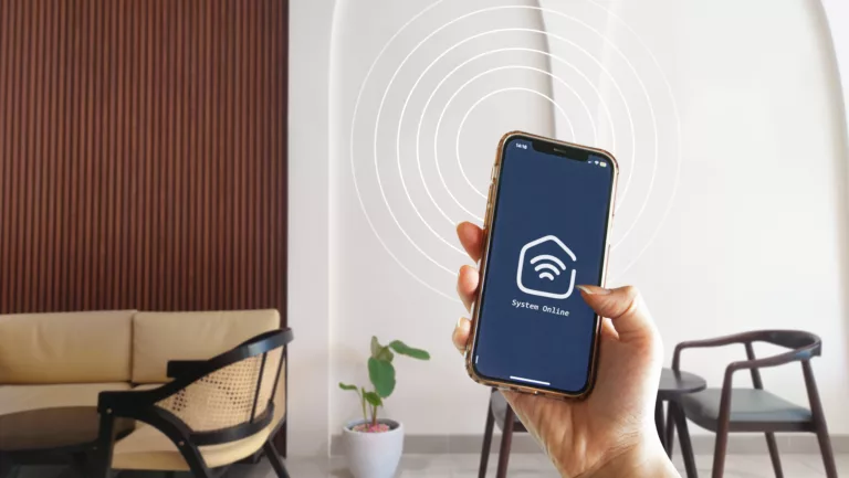 Hand hält Smartphone mit Wlan-Symbol