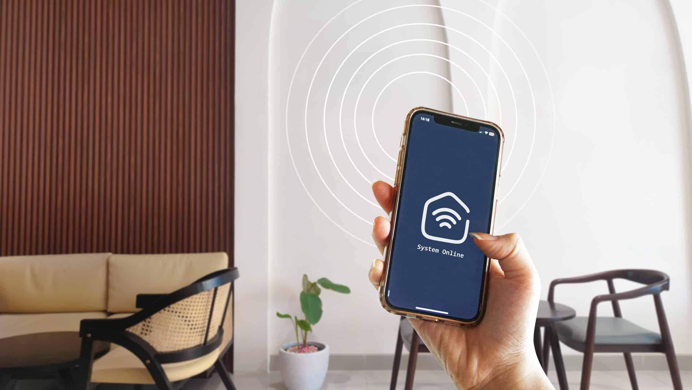 Hand hält Smartphone mit Wlan-Symbol