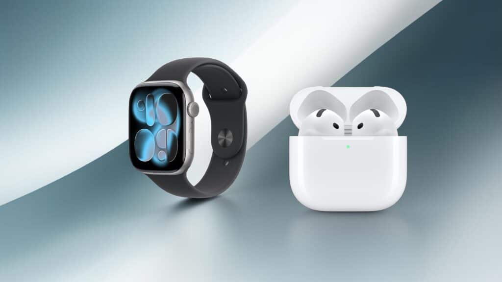 Dunkle Apple Watch schräg von der Seite neben AirPods im geöffneten weißen Ladecase vor grau blauem Hintergrund
