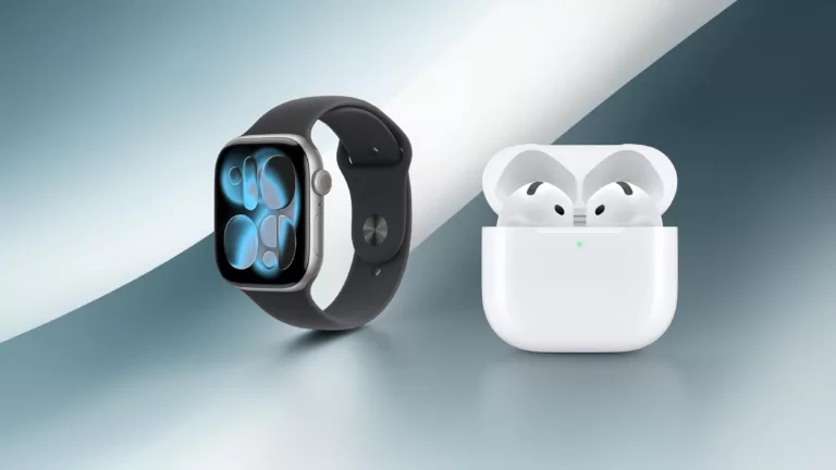 Dunkle Apple Watch schräg von der Seite neben AirPods im geöffneten weißen Ladecase vor grau blauem Hintergrund