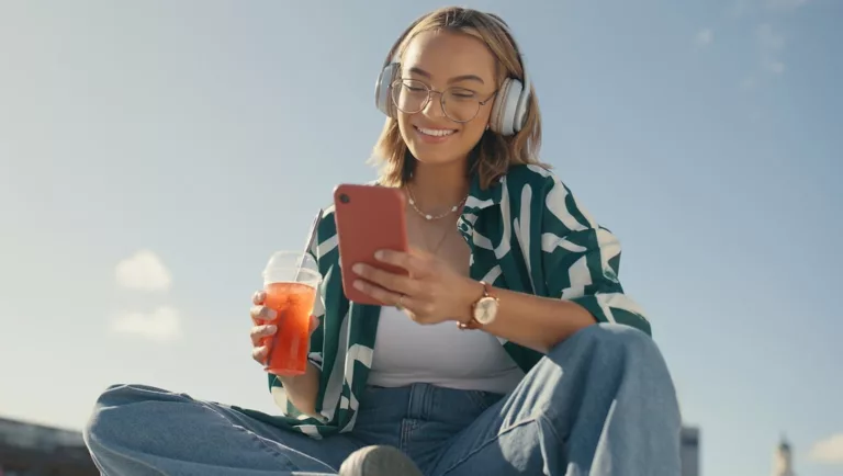 Junge Frau mit Smartphone