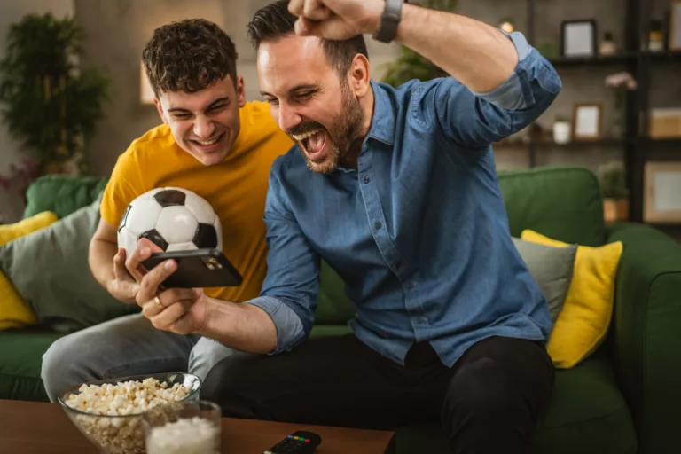 Männer schauen Fußball auf Smartphone