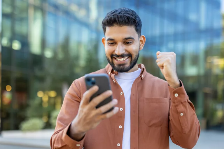 Mann mit Smartphone