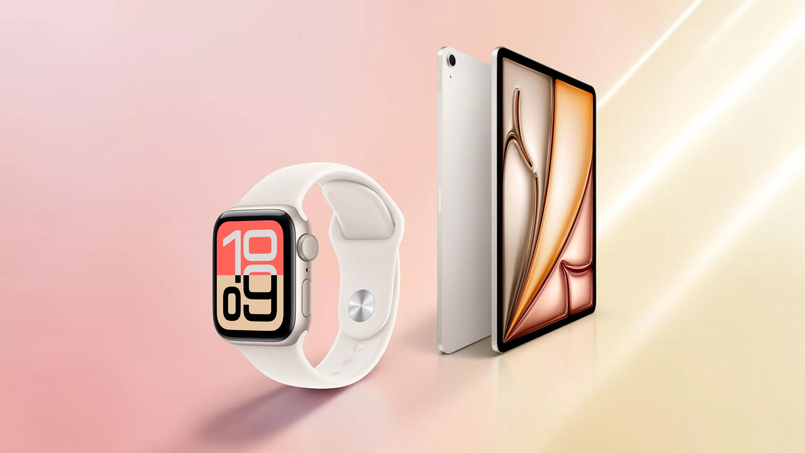 Helle Apple Watch schräg von der Seite im Vordergrund, im Hintergrund hochkant aufgestelltes iPad hell vor rose und goldenem Hintergrund