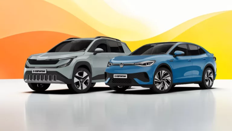 Ein graues und ein blaues kleineres E-Auto (Skoda und VW) schräg von der Seite versetzt nebeneinander auf einer hellen spiegelnden Fläche vor Orange gelben Hintergrund