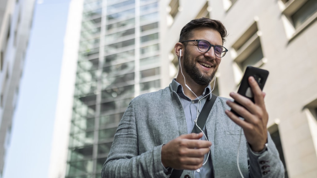 Mann mit Smartphone