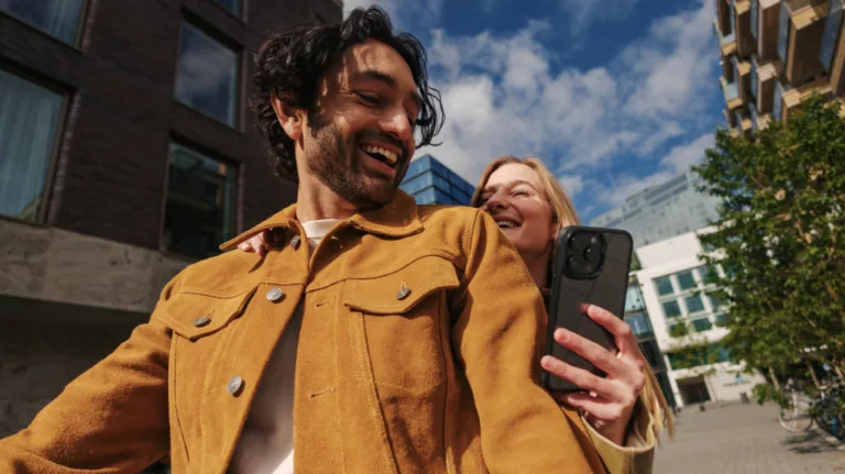 Pärchen mit Smartphone