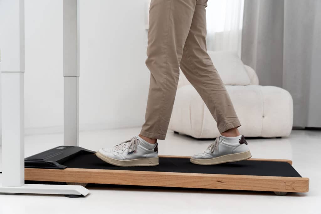 Mann läuft im Homeoffice auf dem Kuipers Walkingpad.