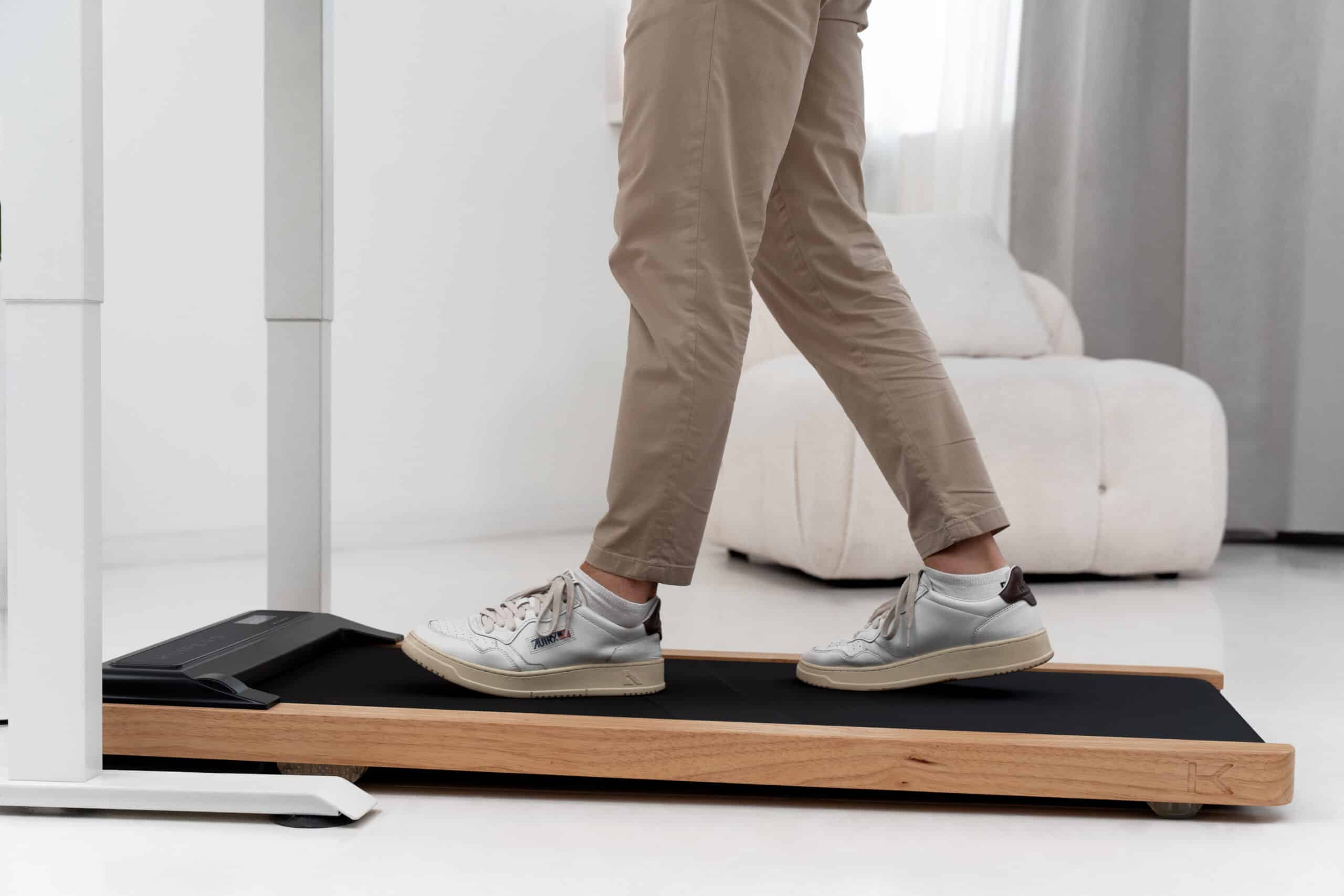Mann läuft im Homeoffice auf dem Kuipers Walkingpad.