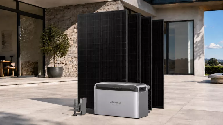 Vier Yuma Module mit Jackery SolarVault 3 Pro Speicher und Smart Meter auf einer Terrasse.