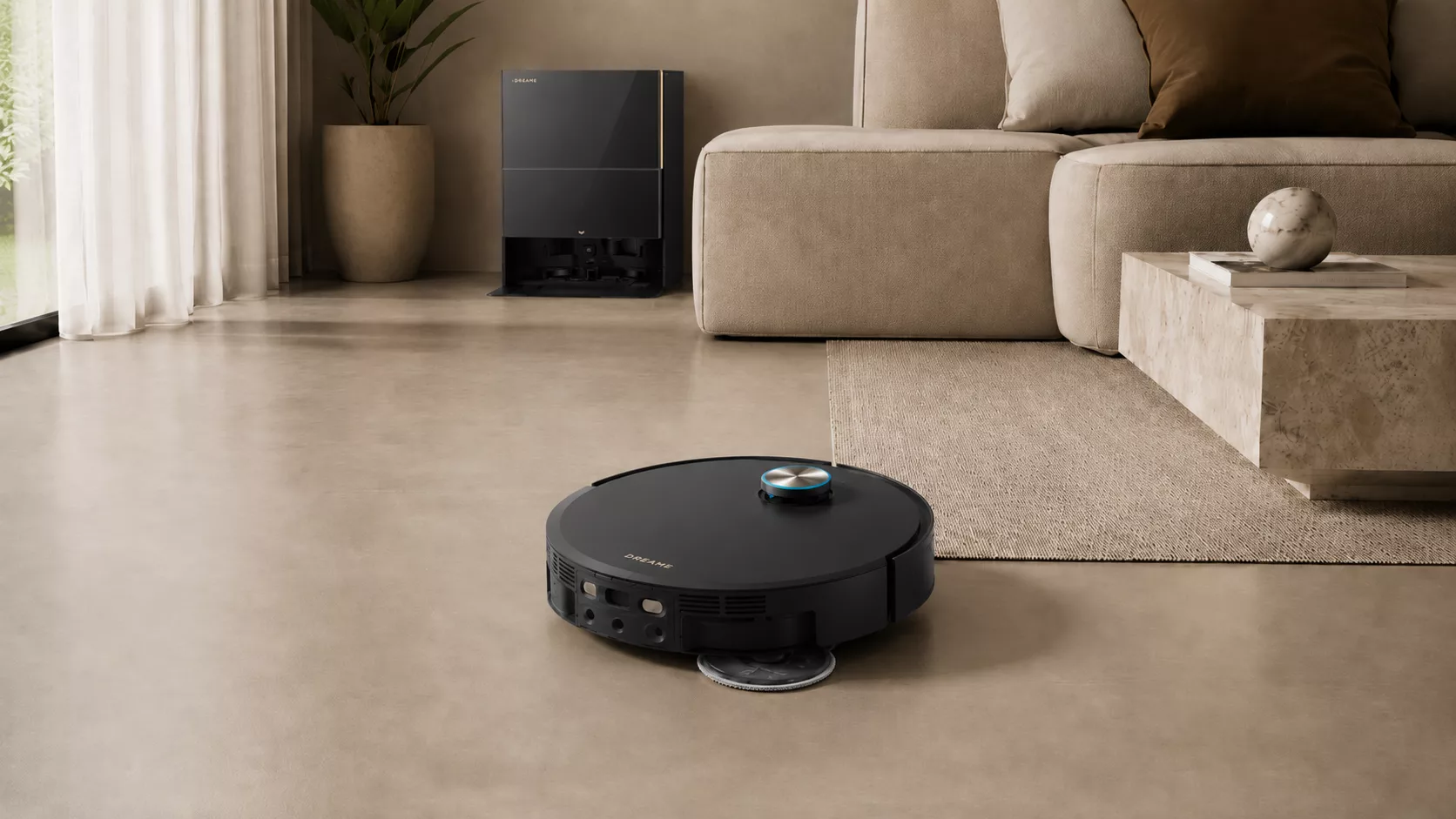 Der Dreame X60 Pro Ultra Complete Saugroboter in einem modernen Wohnzimmer, im Hintergrund die Ladestation