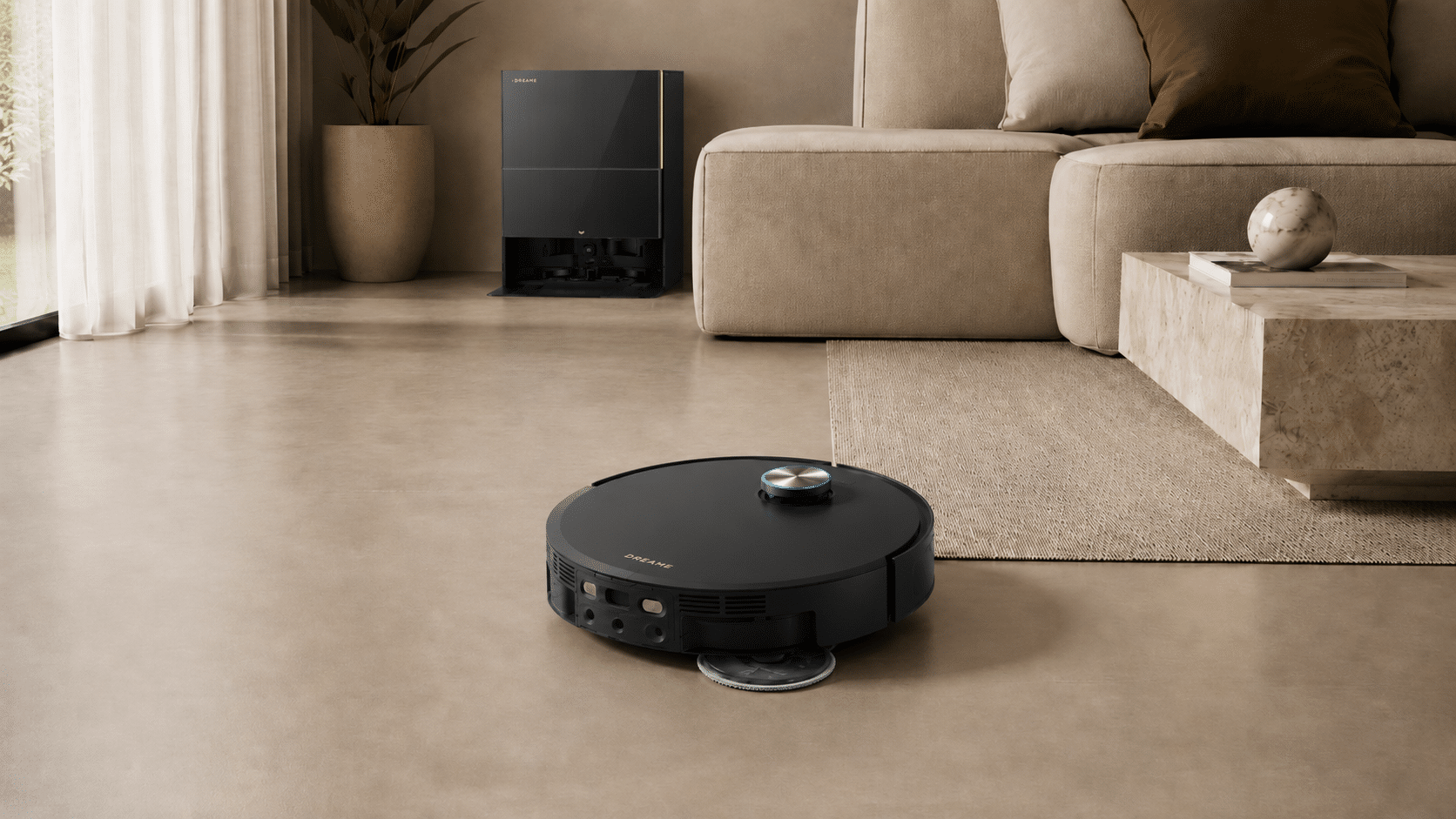 Der Dreame X60 Pro Ultra Complete Saugroboter in einem modernen Wohnzimmer, im Hintergrund die Ladestation