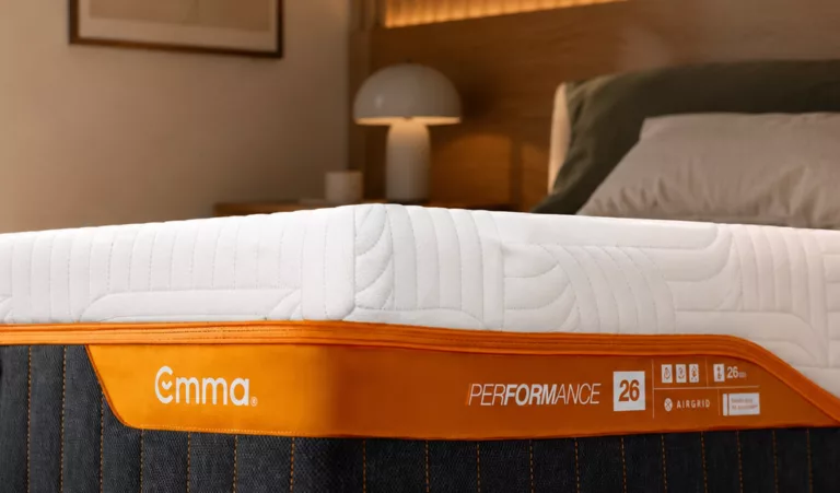 Emma Performance Matratze in einem Schlafzimmer.