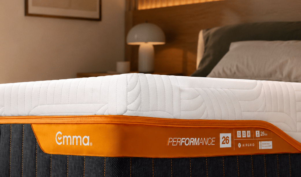 Emma Performance Matratze in einem Schlafzimmer.