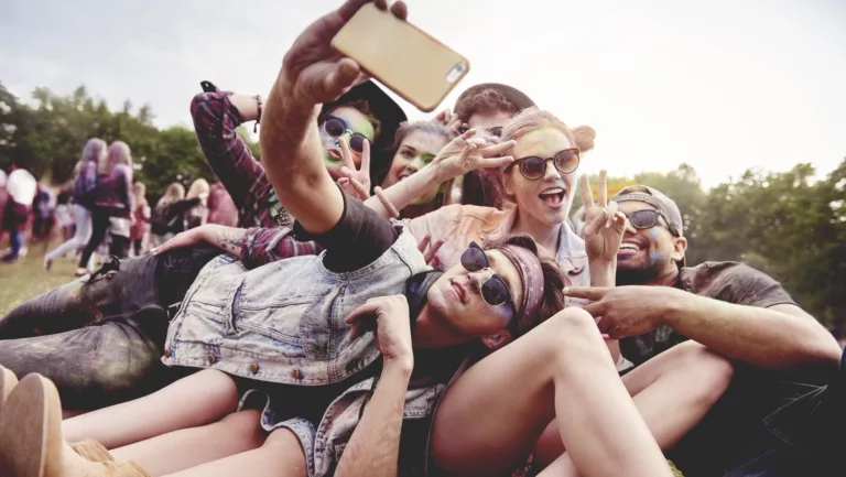 Freunde machen ein Selfie auf einem Festival (@istockphoto)