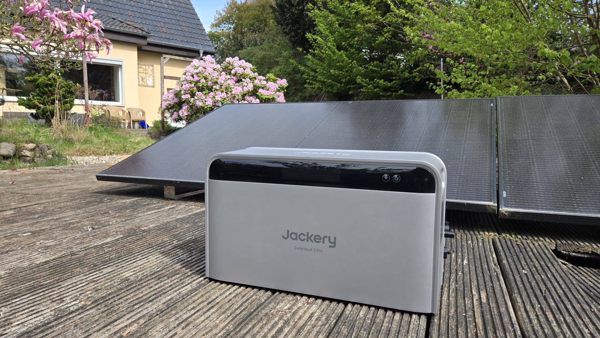 Das Balkonkraftwerk von Juma, aufgebaut im Garten eines Einfamilienhauses (@Matthias Schmid)