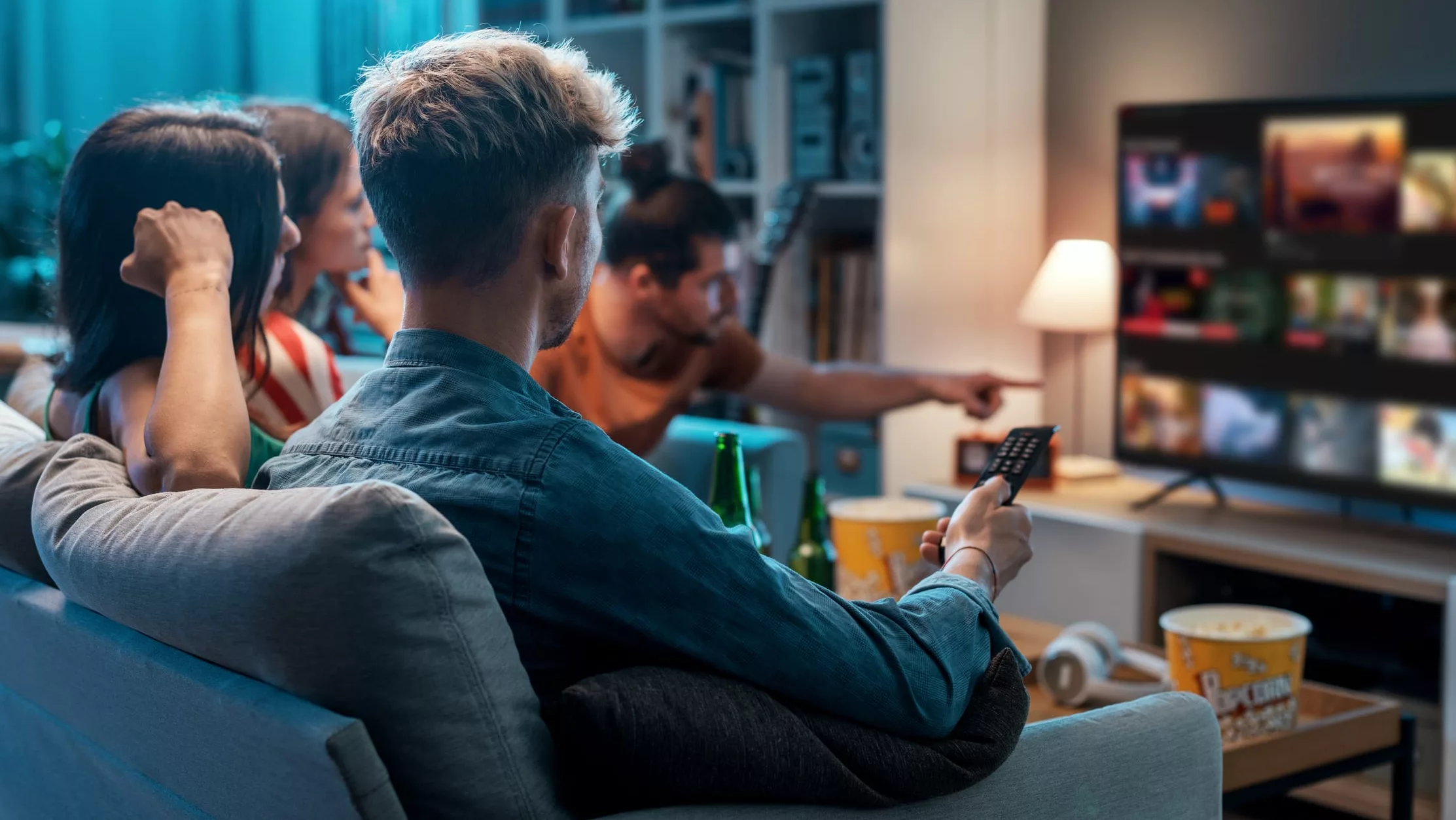 Menschen schauen auf einen Fernseher TV. (@istock)