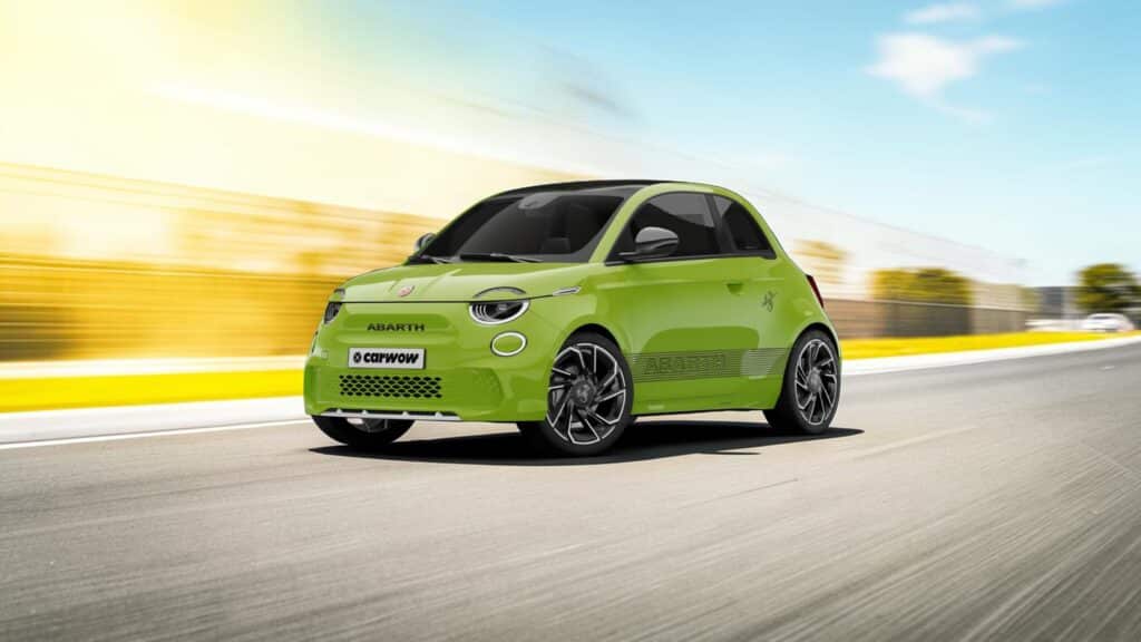 Grünes kleines rundliches Auto von Abarth schräg von der Seite auf Straße mit Gelb blauem Hintergrund angedeuteten verschwommenen Häusern