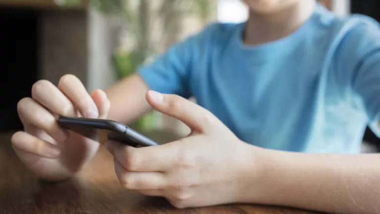 Kind mit Smartphone