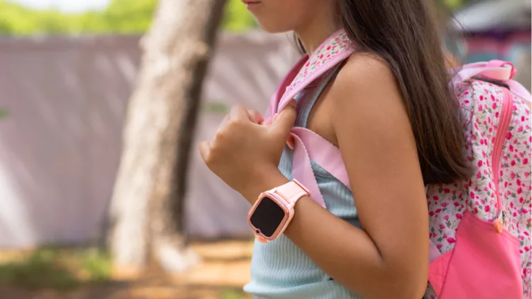 Kind mit Smartwatch