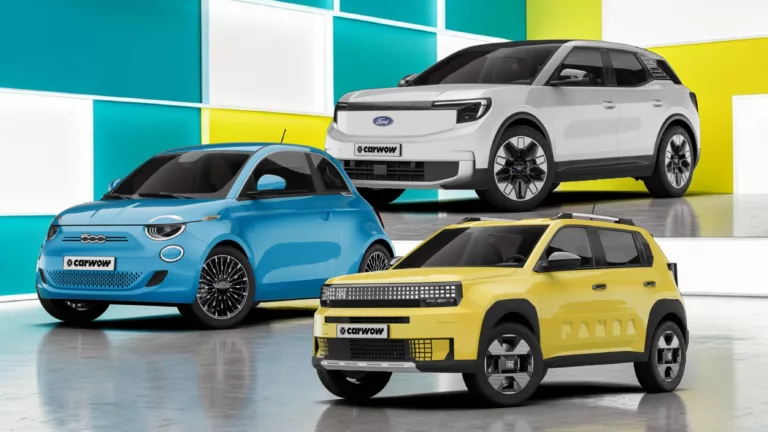 Drei verschiedene Autos schräg von der Seite in einem Dreieck angeordnet in Blau. gelb und Silber auf einem spiegelnden grauen Untergrund vor Türkis gelb weißen Kacheln