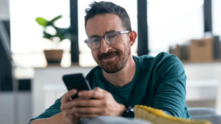 Mann mit Smartphone