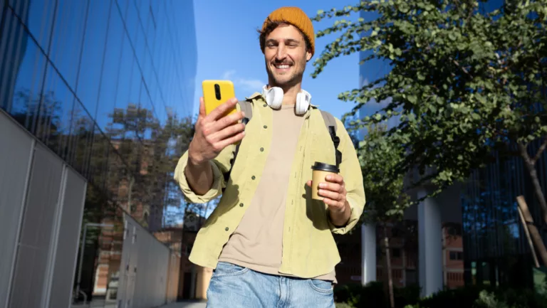 Mann mit Smartphone