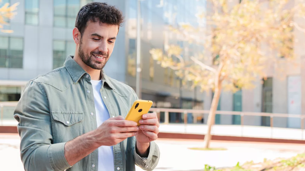 Mann mit Smartphone