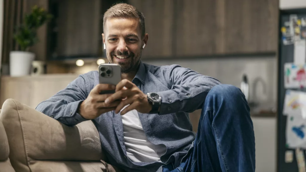 Mann mit Smartphone