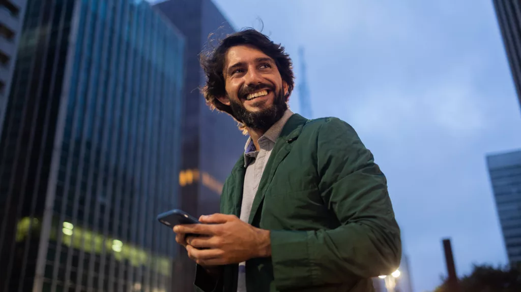 Mann mit Smartphone