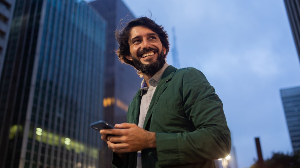 Mann mit Smartphone