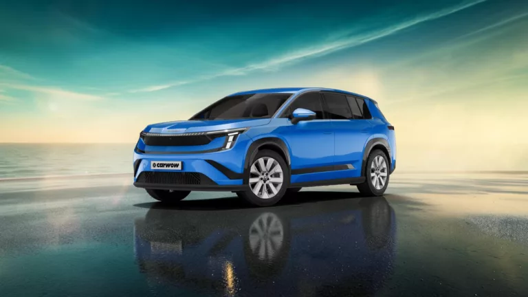 Blauer SUV von Skoda schräg von der Seite auf spiegelnder dunkelblauer Fläche vor türkisem Himmel mit goldenen Lichtakzenten und ruhigem, blassem Meer links im Hintergrund