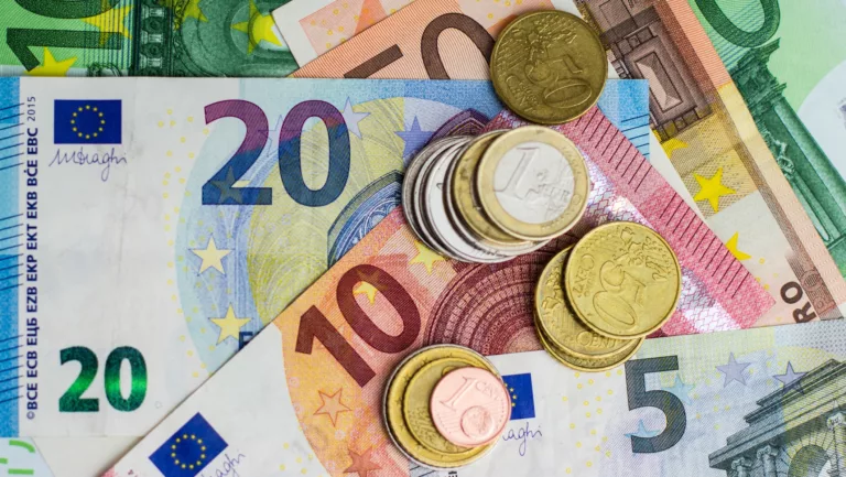 Geld auf dem Tisch.