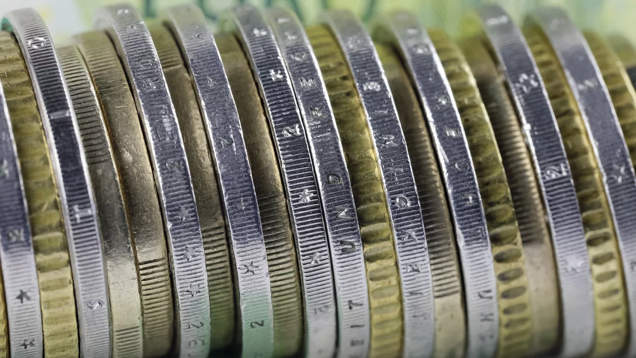 Münzen dicht aneinander auf 100 Euro Scheinen.