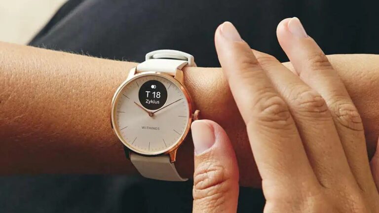 Eine Frau trägt die elegante Withings ScanWatch Light in Rosé-Gold.