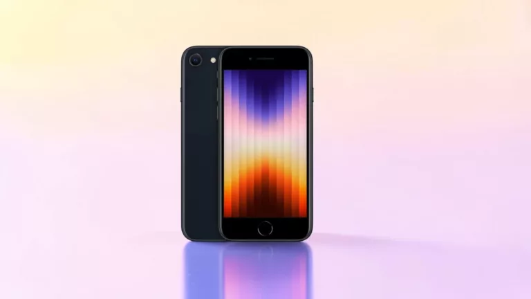 Schwarzes Apple iPhone SE von hinten und vorne mit buntem Bildschirm vor hellrosa und gelben Hintergrund mit Spiegelung unten