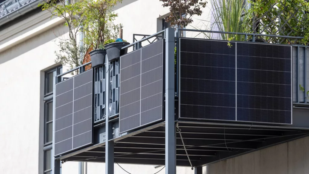Solarpanels am Balkon eines Mehrfamilienhauses (@istock)