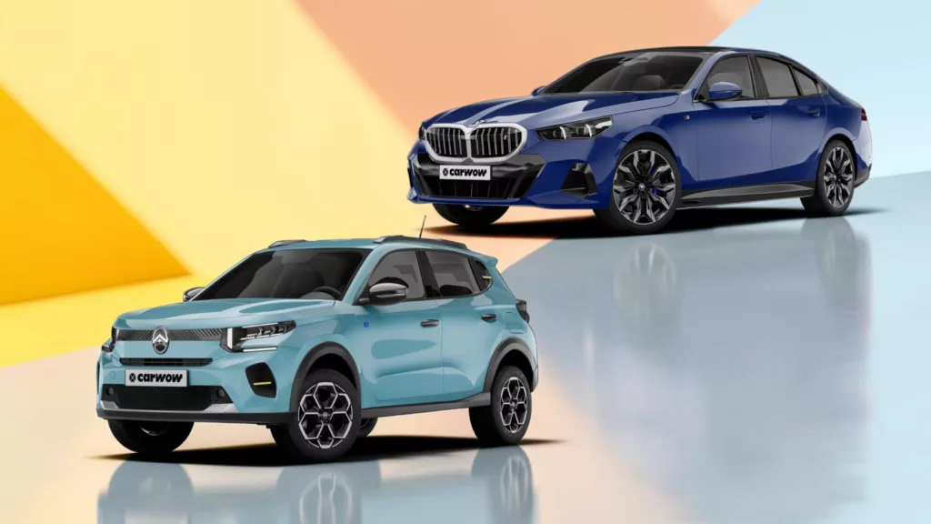 Ein türkises kleines Auto von Citroen unten links, ein großer, dunkelblauer BMW oben rechts vor orange gelben Hintergrund auf spiegelnder Fläche