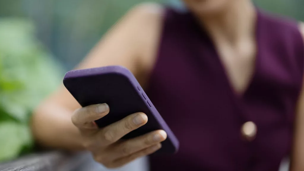Frau mit Smartphone