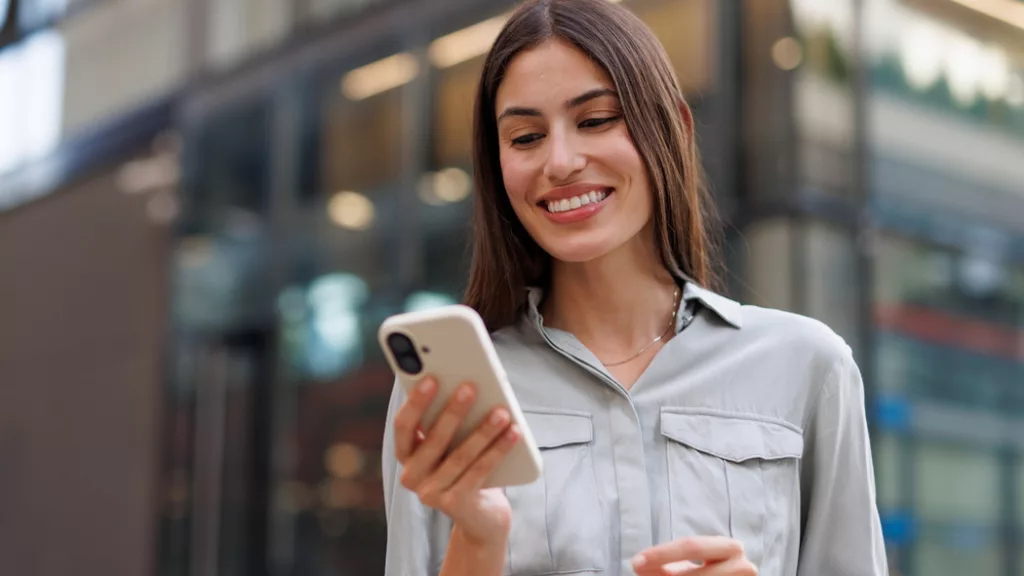 Frau mit Smartphone